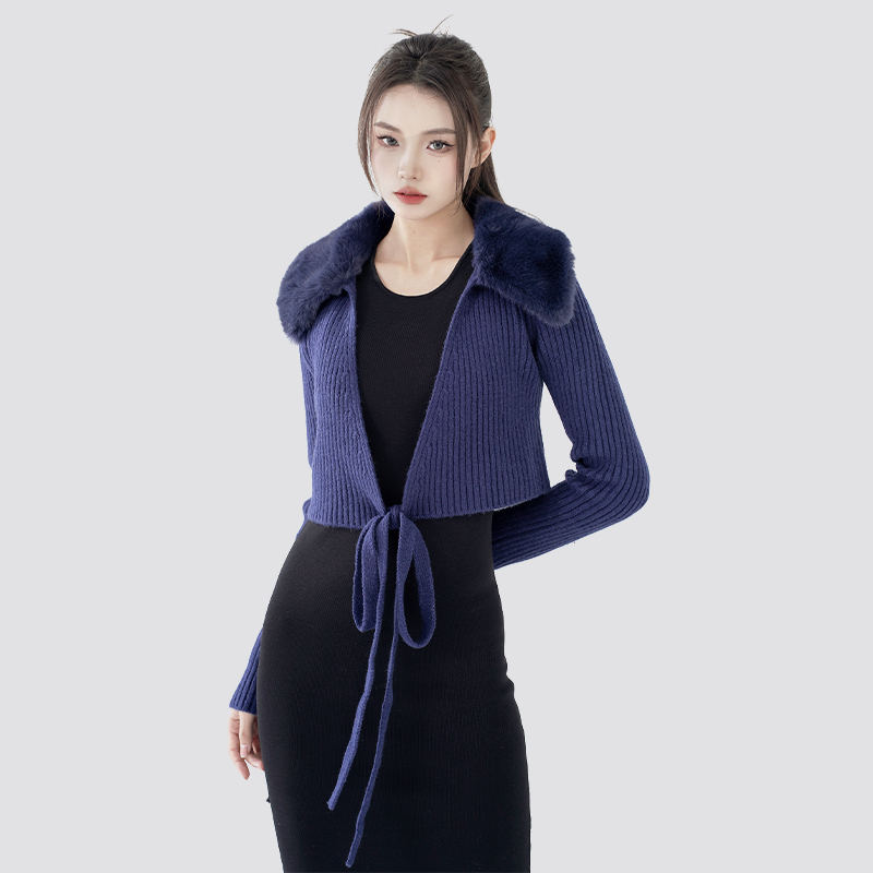 So stylen Sie einen Schnür-Cardigan mit Pelzrevers für Winteroutfits