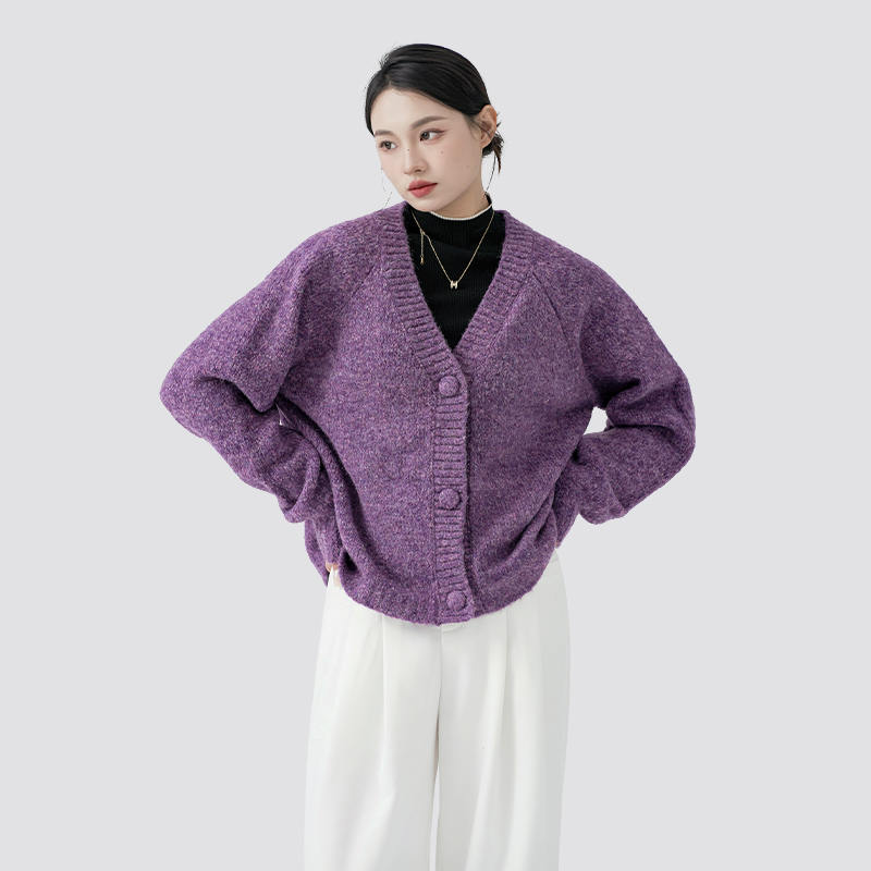 Die zeitlose Anziehungskraft der romantischen lila Strickjacke: Eine Verschmelzung von Eleganz, Emotion und modernem Stil