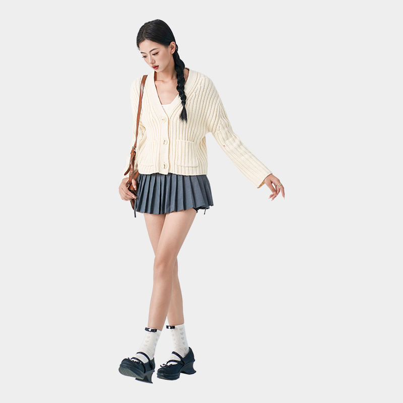 Sommermode -Strickwaren: Leichtigkeit, Textur und luftiger Stil