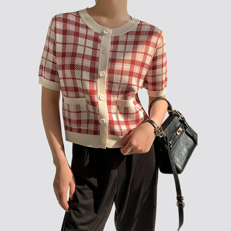 Wie kann eine rot-weiß karierte Strickjacke mit kurzen Ärmeln für Damen sowohl bequem als auch modisch sein?
